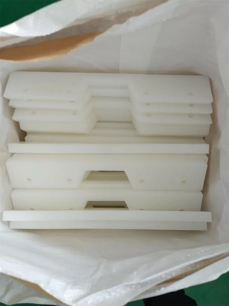 Flights plásticos UHMWPE personalizados para transportador de cadena y sistema rascador industrial