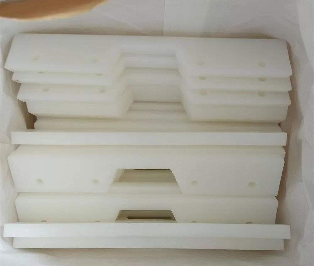 Flights plásticos UHMWPE personalizados para transportador de cadena y sistema rascador industrial