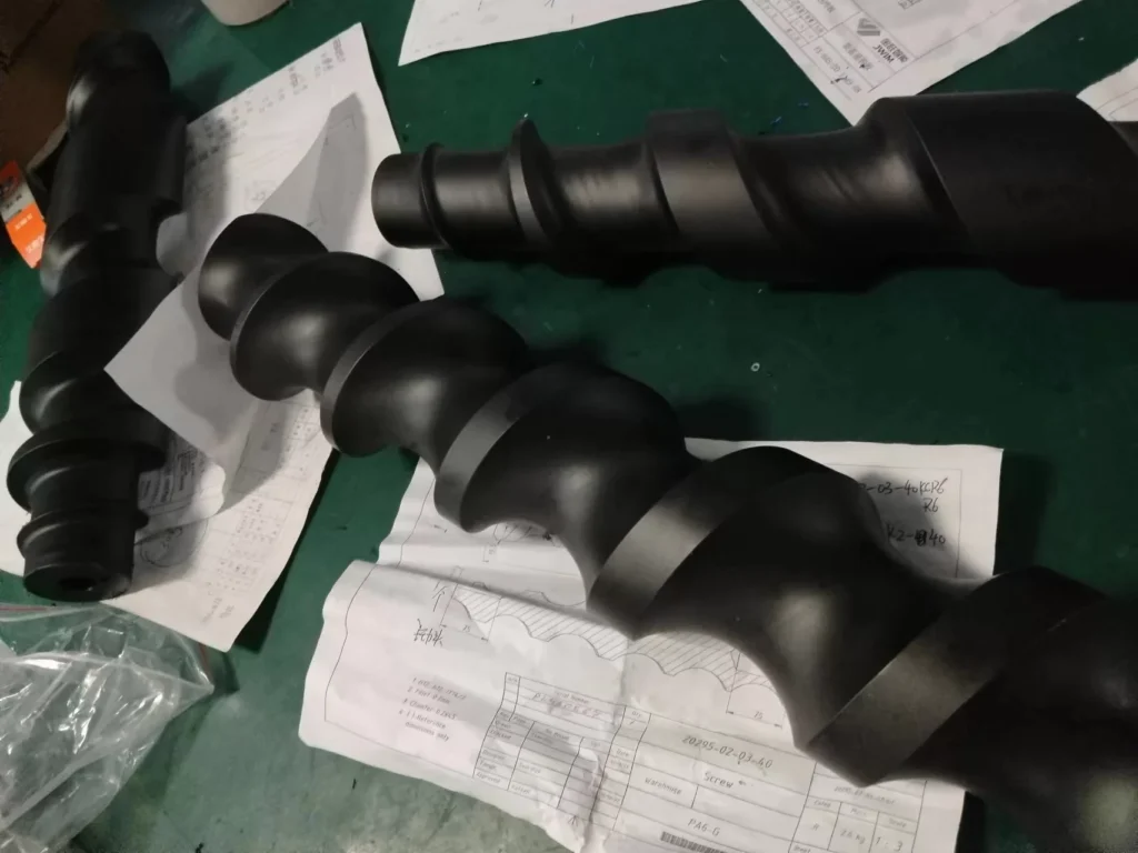 Tornillo sinfín negro de PA6 fabricado según plano del cliente