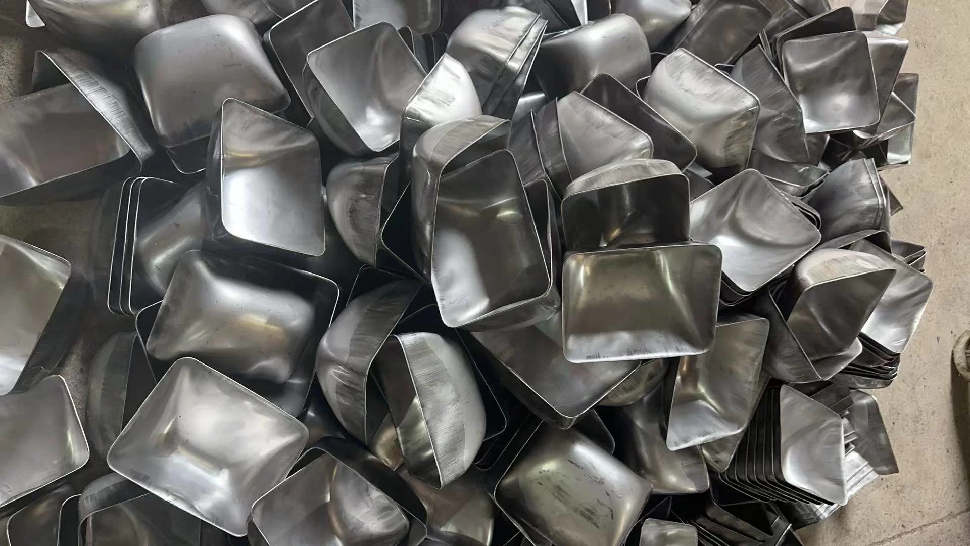 Cangilones elevadores de acero al carbono DS1312 apilados para envío industrial