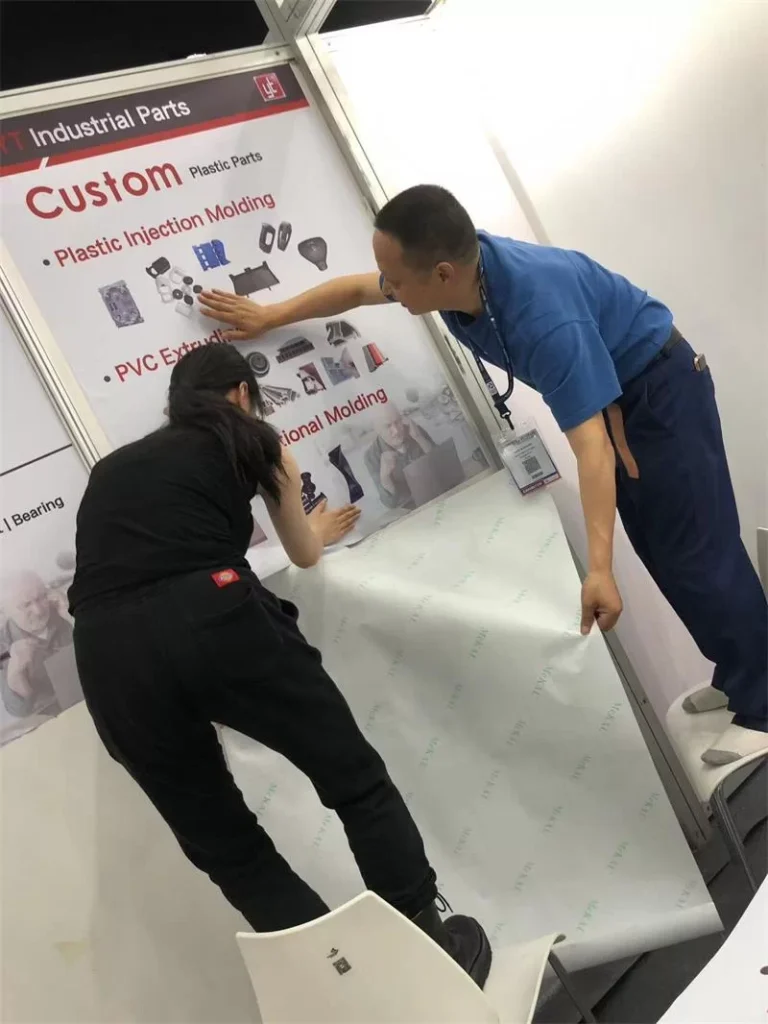 Stand industrial de YT Conveyor presentando hélices helicoidales y componentes para conveyors