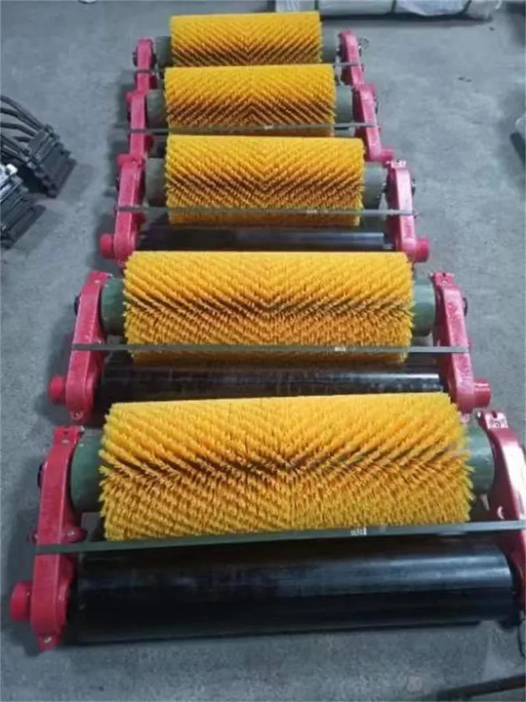 Cepillos helicoidales amarillos para limpieza de bandas transportadoras