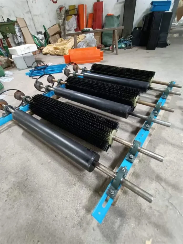 Cepillos industriales negros para sistemas de limpieza de cintas transportadoras