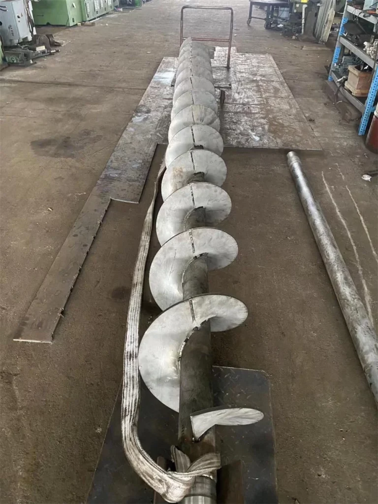 Fabricación industrial de hélices helicoidales de acero inoxidable para sistemas sinfín y conveyors