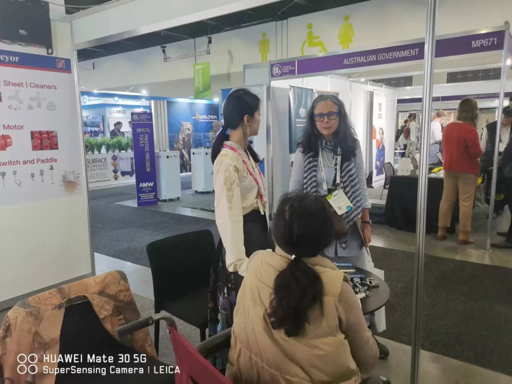 visitantes y expositores en la feria industrial amw sydney 2024