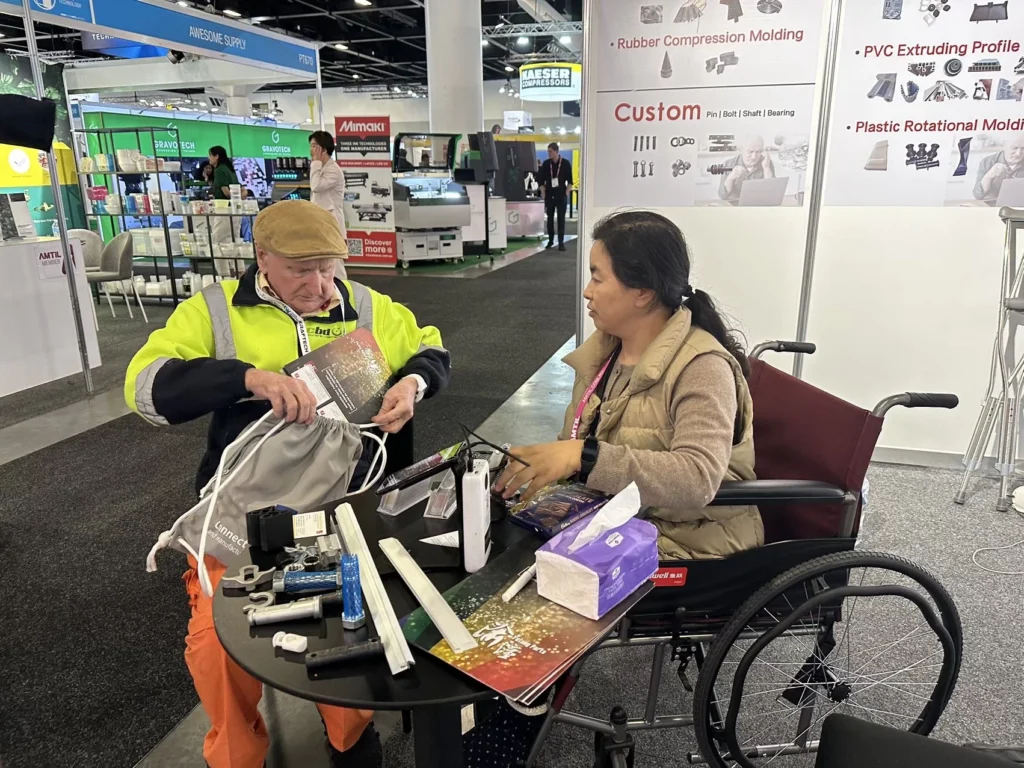 conversación comercial en el stand de yt conveyor en australian manufacturing week