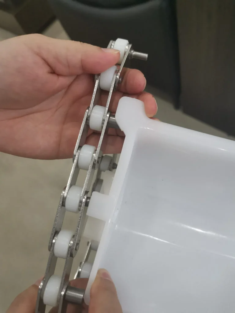 Cadena con cangilón plástico para sistema transportador industrial