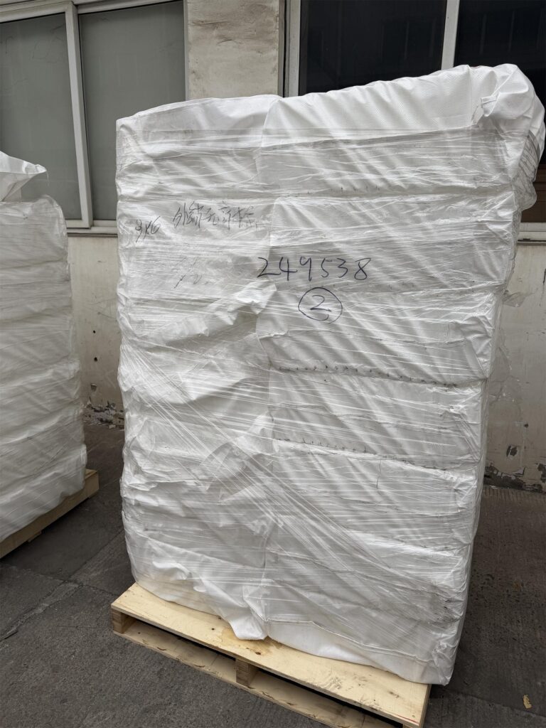 Componentes para elevador de cangilones preparados para exportación en 8 palets
