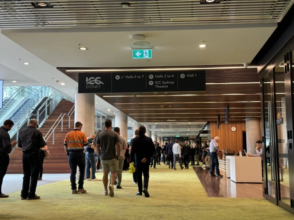 visitantes en el centro de convenciones icc sydney durante amw 2024