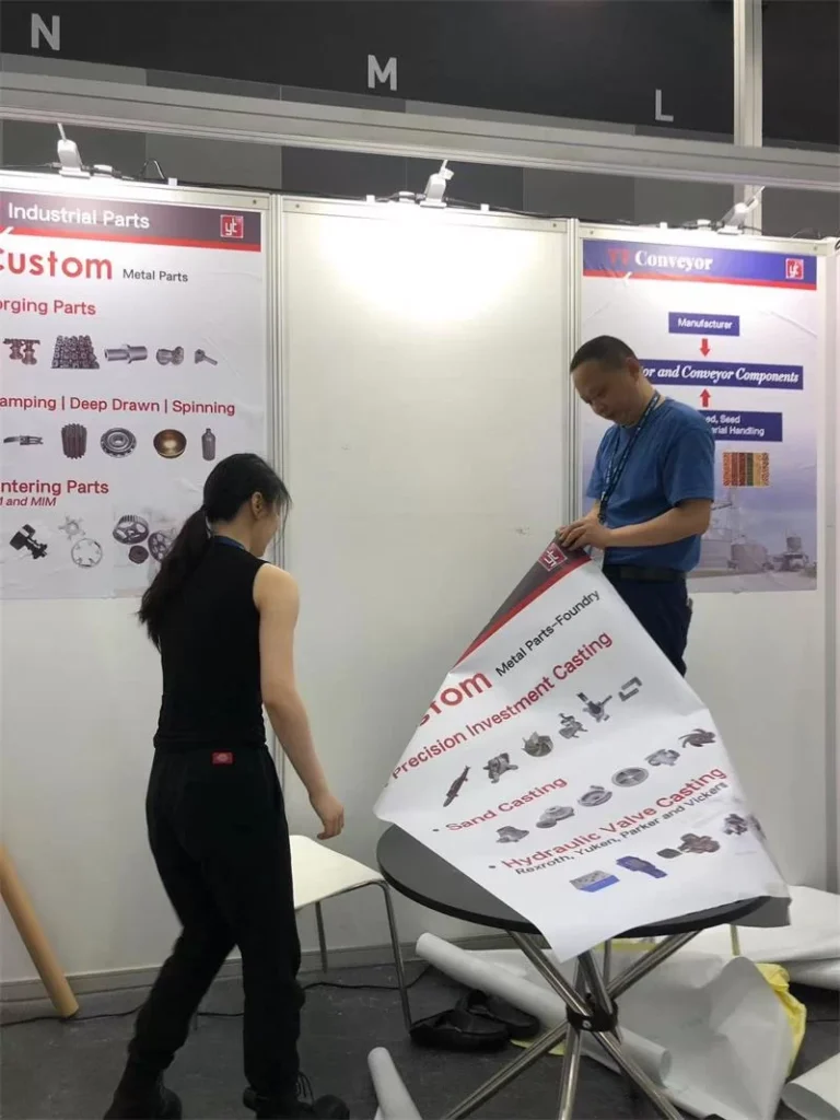 Equipo de YT Conveyor en el stand 8C27 durante Manufacturing Expo 2023 en Bangkok