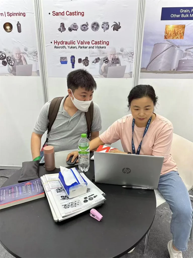 Clientes visitando el stand de Yutong Industrial durante la Manufacturing Expo Bangkok