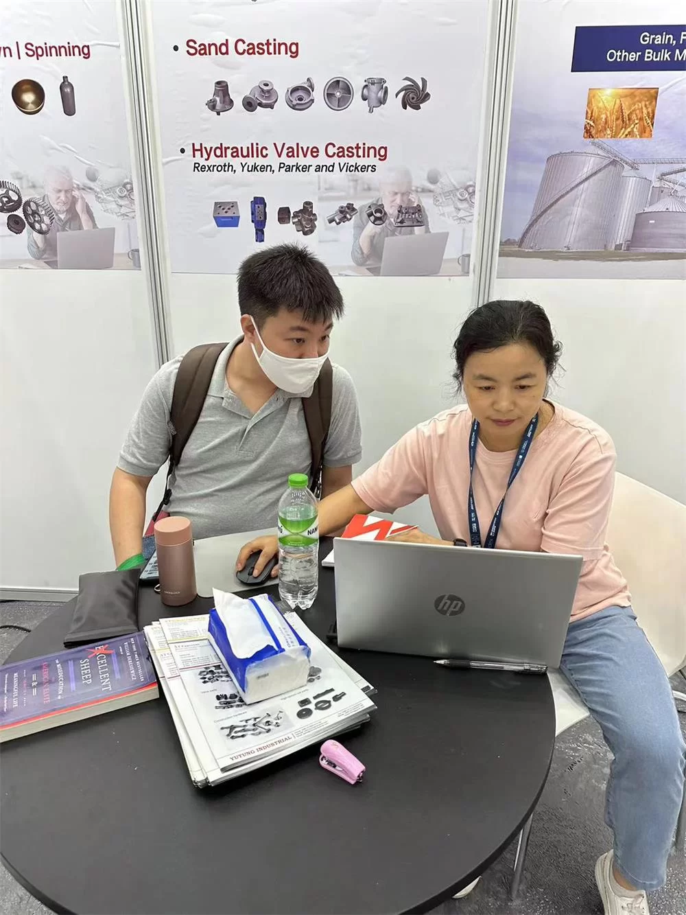 Clientes visitando el stand de Yutong Industrial durante la Manufacturing Expo Bangkok