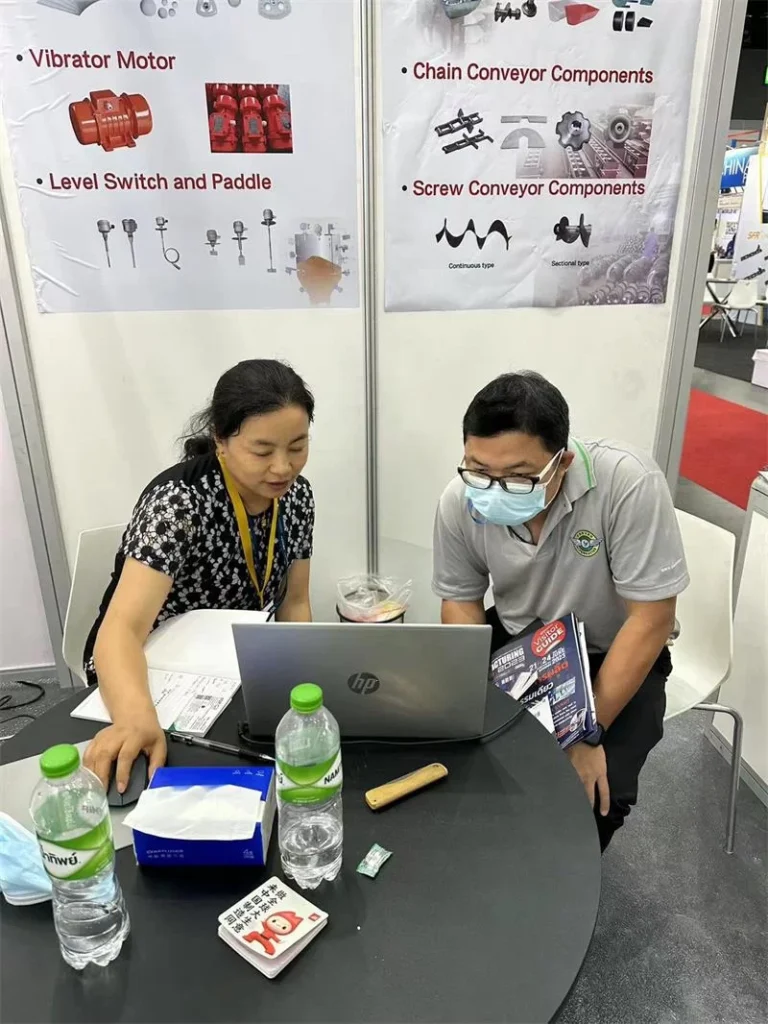 Clientes internacionales reunidos en el stand de YT Conveyor durante Manufacturing Expo Bangkok