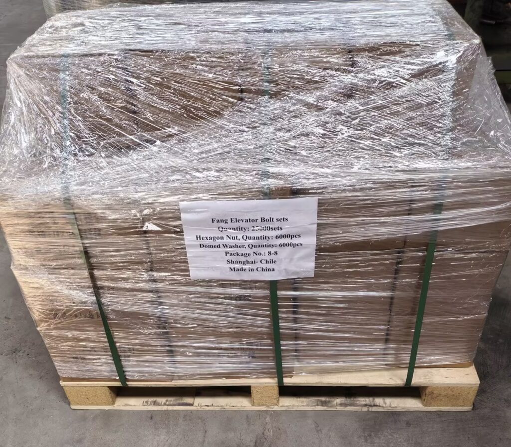 Palets con cangilones elevadores, pernos y accesorios industriales