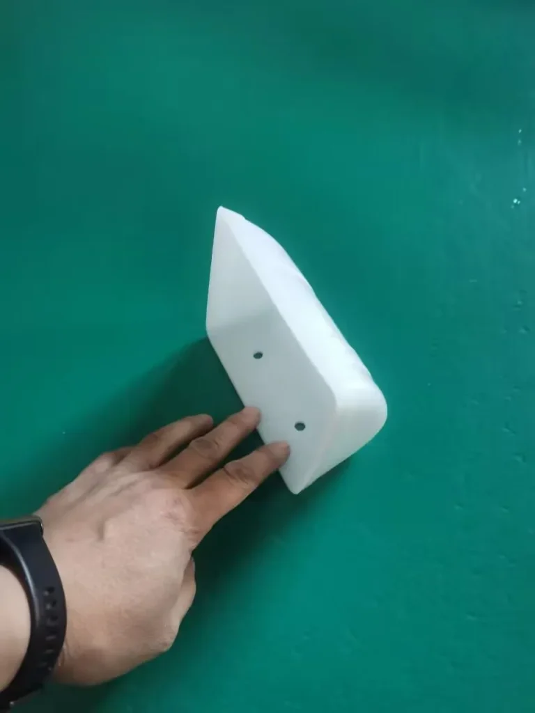 Cangilón plástico blanco para elevador utilizado en transporte de materiales
