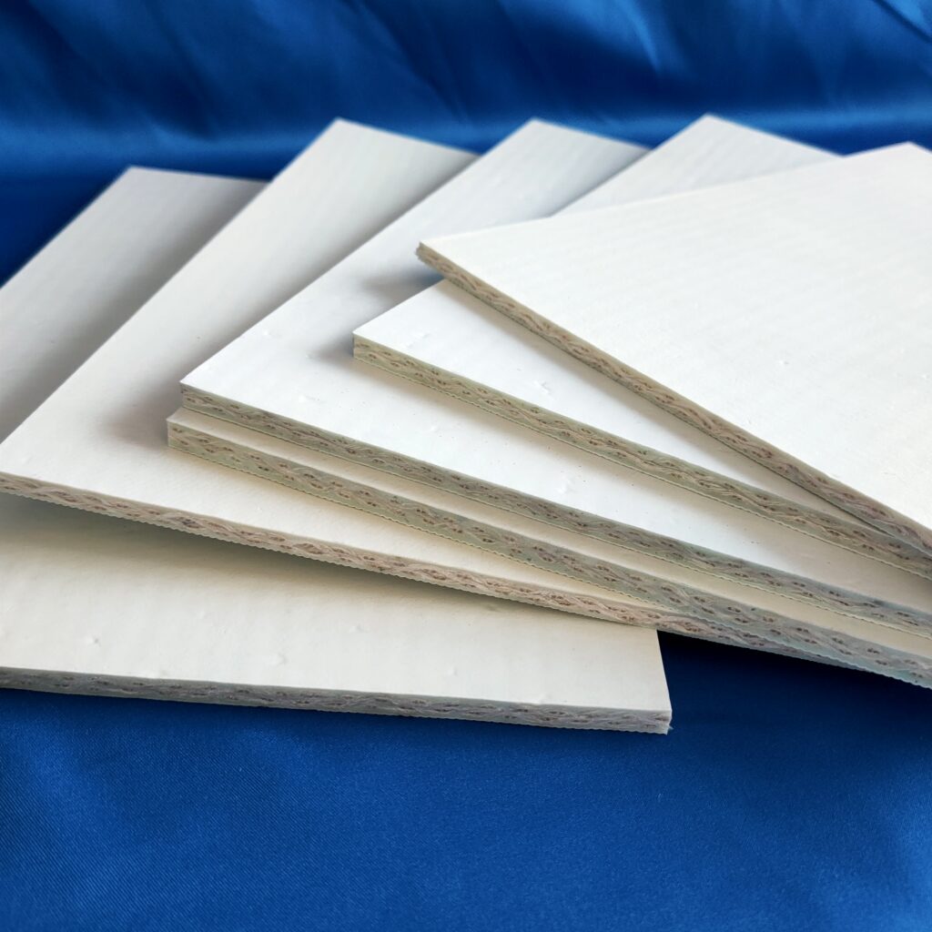 Banda elevadora PVC verde y blanca para transporte industrial de materiales a granel
