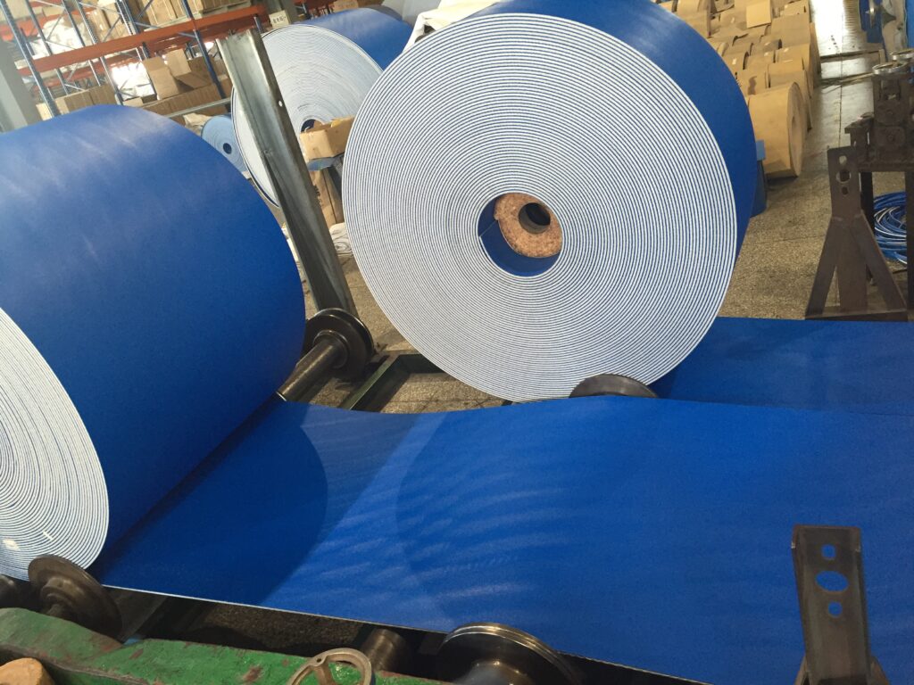 Banda elevadora de PVC azul grado alimenticio en proceso de fabricación industrial