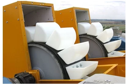 Cangilones elevadores plásticos instalados en un sistema elevador industrial