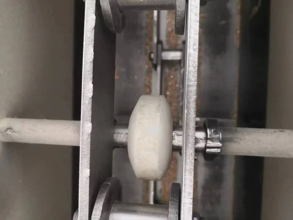 Rodillo de nylon resistente al desgaste instalado en cadena transportadora industrial