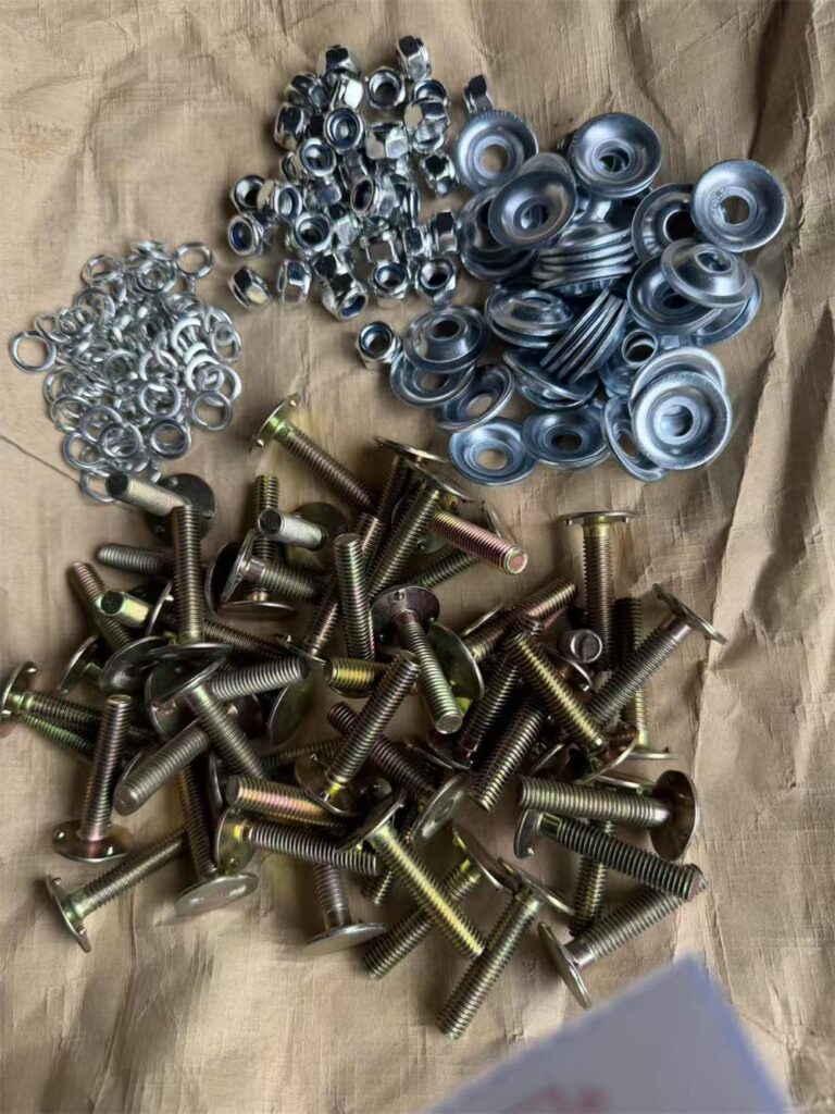 Pernos M8x40 WS para cangilones elevadores preparados para la instalación y el montaje de los cangilones