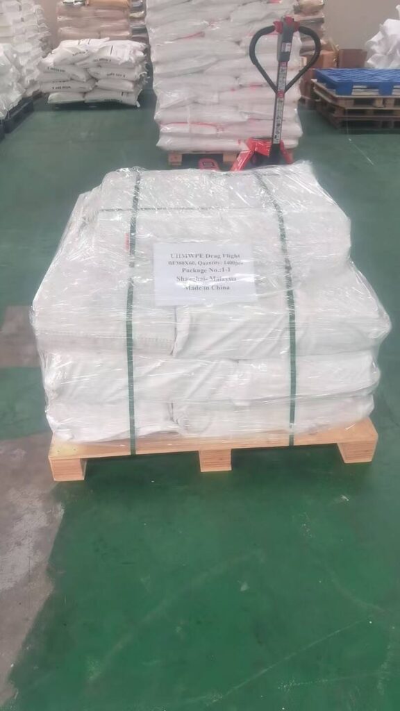 1.400 paletas transportadoras de UHMWPE personalizadas embaladas de forma segura en un palé para su envío a Malasia