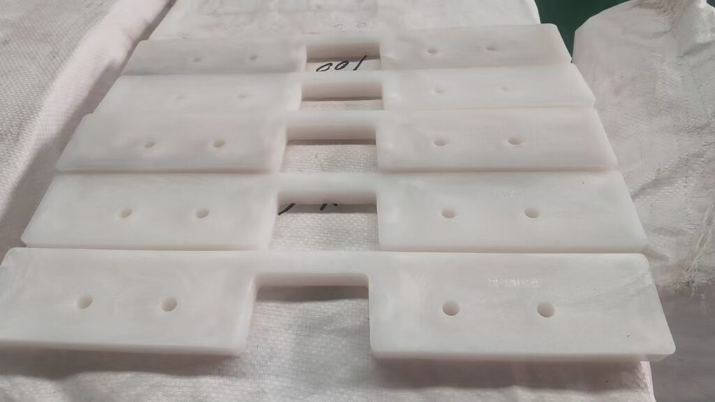 Vista detallada de paletas de UHMWPE personalizadas con perfil y orificios de montaje