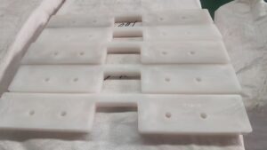 Vista detallada de paletas de UHMWPE personalizadas con perfil y orificios de montaje
