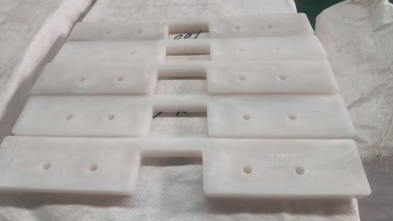 Vista detallada de paletas de UHMWPE personalizadas con perfil y orificios de montaje