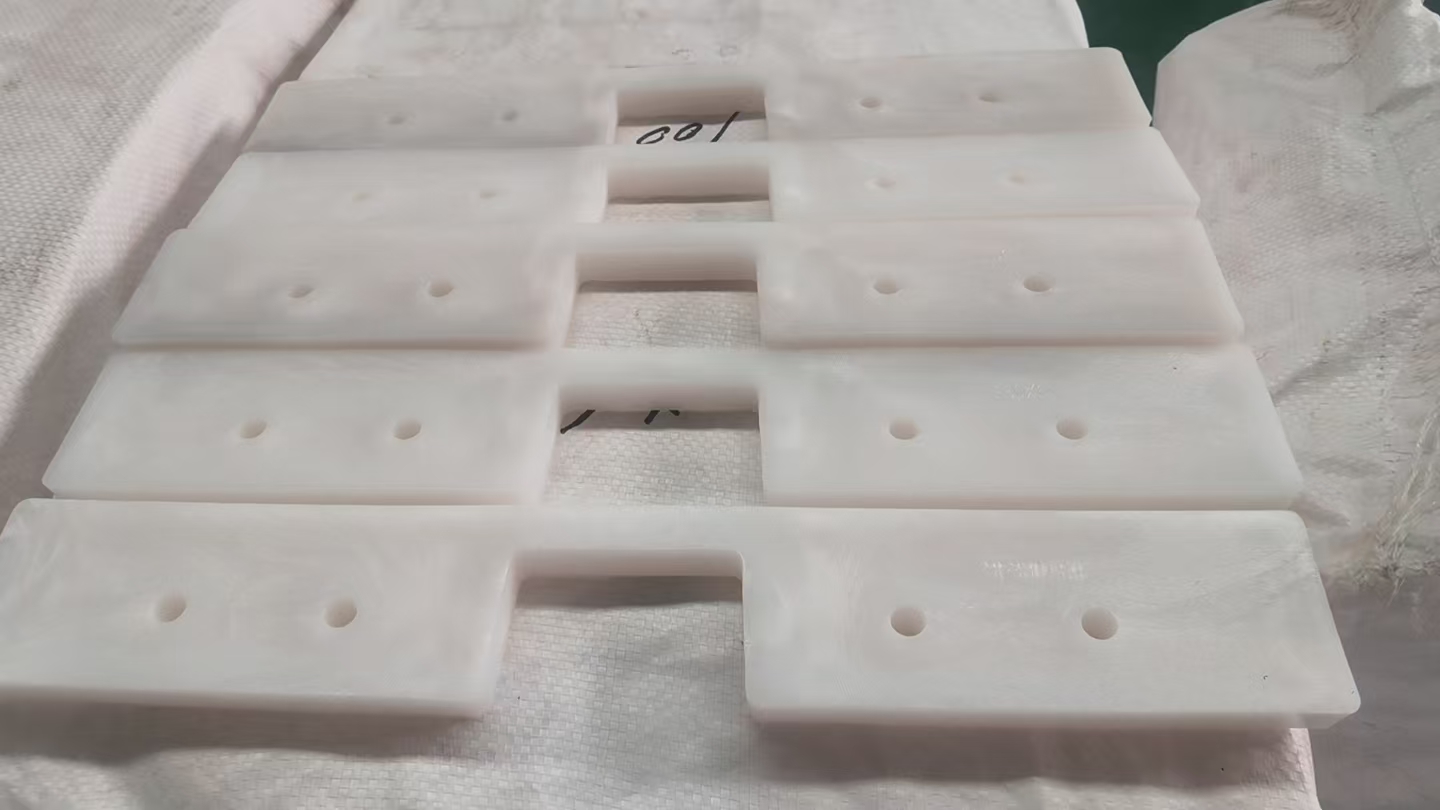 Vista detallada de paletas de UHMWPE personalizadas con perfil y orificios de montaje