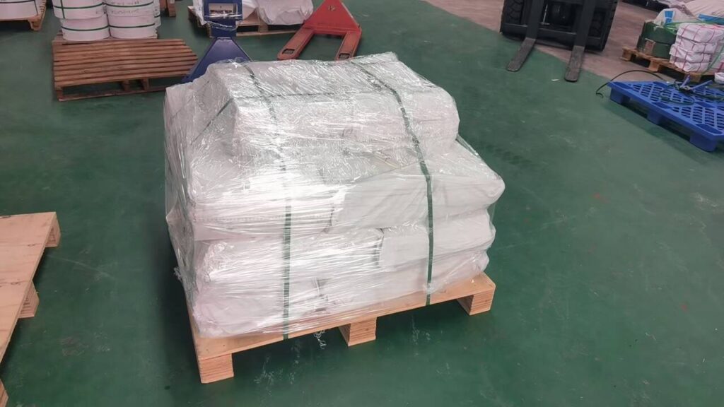 Vista lateral del embalaje de paletas transportadoras de UHMWPE con un peso bruto total de 362 kg