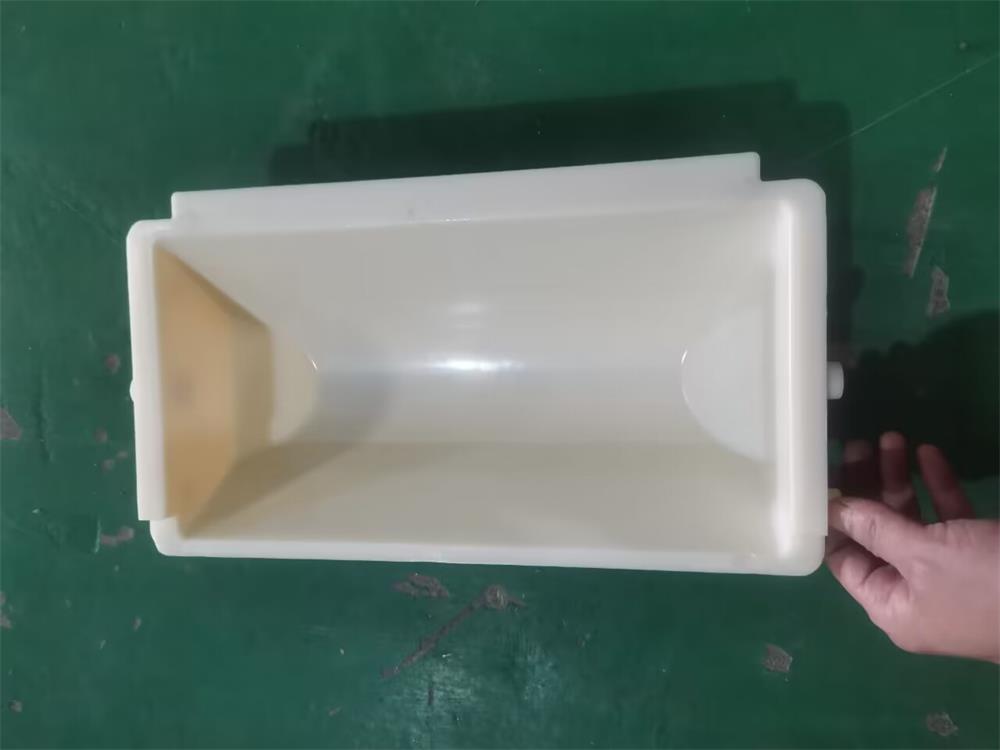 Detalle del borde superior del cangilón DL3319 para elevador tipo Z