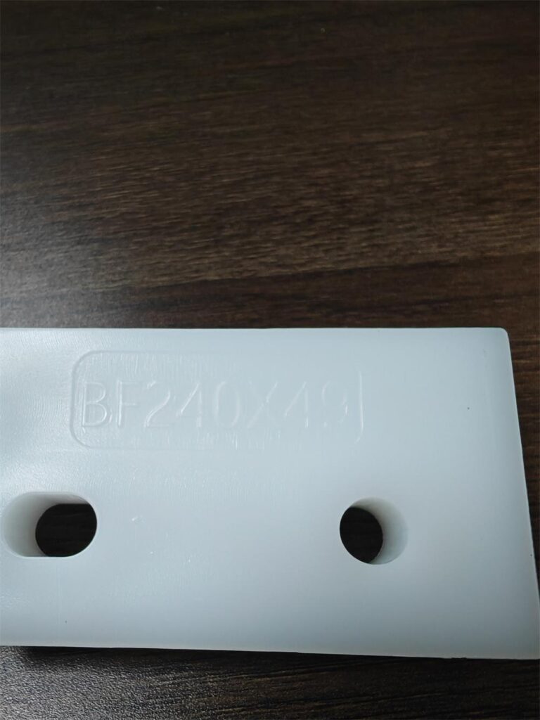 Detalle de los orificios de montaje de una paleta plástica BF de HDPE
