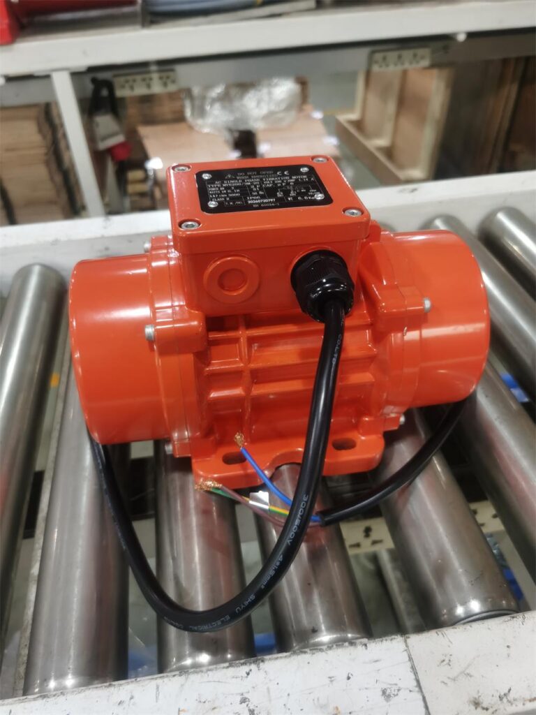 Vista general de un motor vibrador industrial compacto para equipos de manipulación de materiales a granel