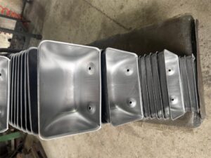 Cangilones elevadores DS de acero al carbono con fondo profundo apilados después de la fabricación