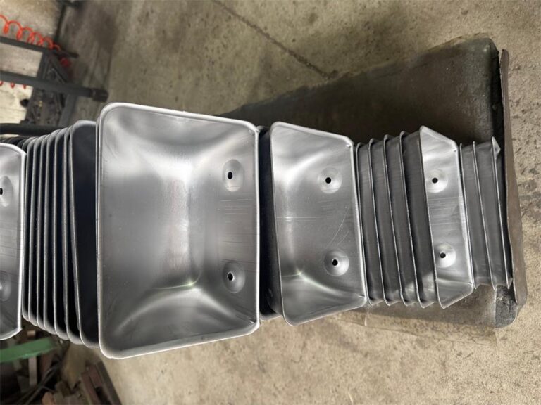 Cangilones elevadores DS de acero al carbono con fondo profundo apilados después de la fabricación
