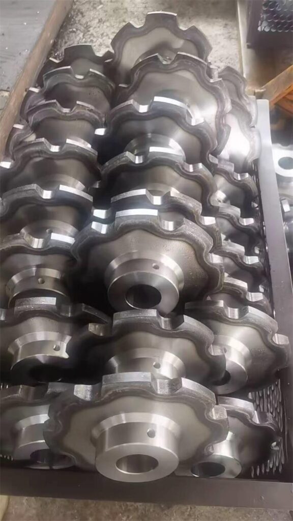 Piñones integrales LN100 de 8 dientes fabricados para un proyecto de transportador rascador en Colombia