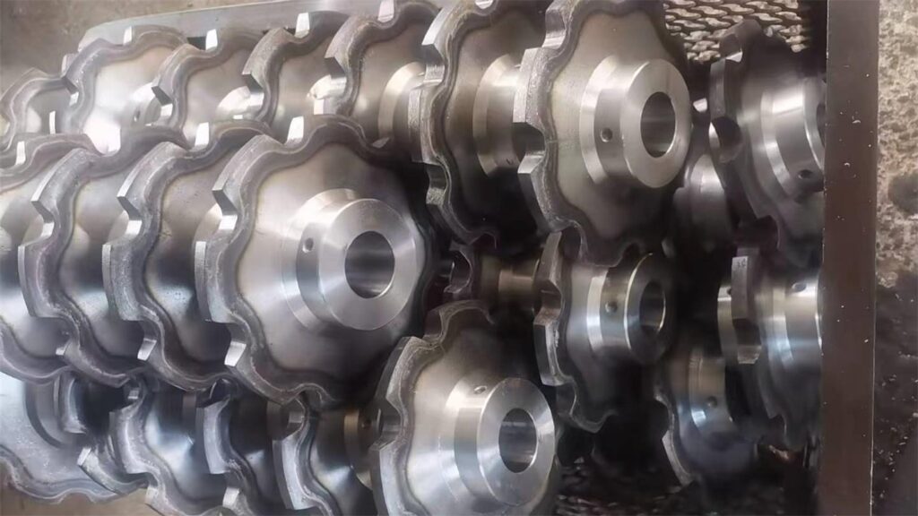 Piñones integrales LN100 de 8 dientes fabricados para un proyecto de transportador rascador en Colombia